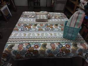 Queen Comforter (Like New), 2-Shams, 2 Throw Pillows, Waste Basket, Mexican Blanket