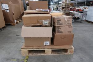 lot P5 image: Pallet of Various NEW Overstock items - Glassware and Gift Bags