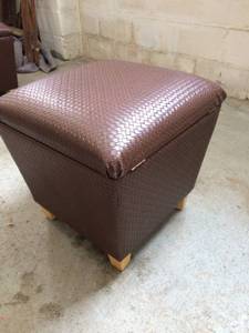 lot 41 image: Pier 1 Brown Woven Large Square Storage Ottoman With Hinged Flip Up Top - Good Condition - One Side Has Some Scrapes - Hinge However Needs Repair