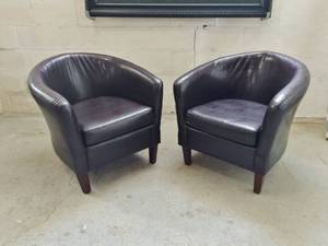 lot 43 image: Stately Pair Cigar Club Or Coffee Shop&nbspHOM Furniture Dark Brown Leather Round Club Chairs - Excellent Condition