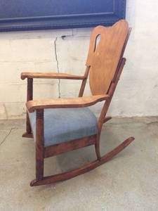 lot 10 image: Early 20th Century Antique Victorian Quarter-Sawn White Oak Flat Bentwood Carved Wood Legs Cushioned Seat Rocking Chair Rocker - Nice Condition - Some of the veneer has chips off the back - see pics.