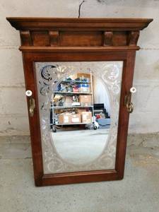 lot 11 image: Charmingly Handsome Vintage High Quality Pulaski Furniture Etched Glass Mirror & Taproom Tavern Hallway Coat Tree - Excellent Condition