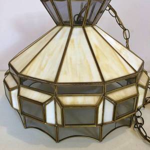 lot 57 image: Unusual Vintage Hanging Tiffany Style Stained Caramel Slag & Smoke Glass Light Pendant Pool Table Lamp with Long Chain & Mild Glass Globe - Great Working Condition - 1 Crack On Small Smoke Glass Piece - See Pic