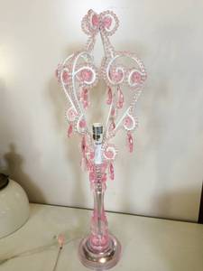 lot 65 image: LOVELY PINK PRINCESS CRYSTAL BOUDOIR BEDROOM TABLE LAMP - GREAT WORKING CONDITION