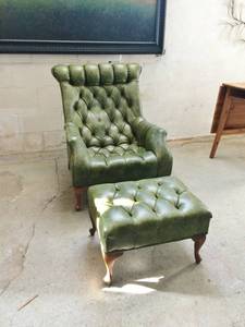 lot 4 image: SUPER AWESOME RETRO CHIC OLIVE GREEN NAUGAHYDE BRASS TACK TUFTED CHAIR WITH QUEEN ANNE LEGS AND MATCHING OTTOMAN - EXCELLENT CONDITION WITH THE SMALL EXCEPTION OF MISSING ONE BUTTON - REPLACEMENT CAN BE PURCHASED ONLINE