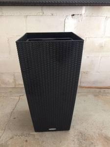 lot 68 image: LECHUZO Self-Watering Planter Elevates Your Plants in Style - MOCHA FAUX WICKER WEAVE MADE IN GERMANY - GREAT CONDITION - DIRT INSIDE FROM PRIOR USAGE