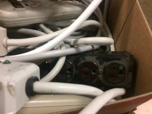 lot 83 image: BOX LOT OF POWER SUPPLY STRIPS
