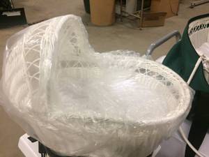 lot 85 image: MSRP $500 PERFECT FOR PHOTOGRAPHERS  WASHABLE LARGE AND SMALL  BASKETWEAVE DOME TOP BASSINET BASKETS WITH CUSHIONED INSERTS - APPEAR NEW CONDITION