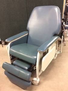 lot 43 image: LUMEX GERI CHAIR RECLINER - HAS SOME WEAR TO UPHOLSTERY & SMALL TEAR UNDER FOOT CUSHION