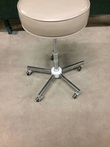 lot 65 image: VINTAGE BREWER CO SELECTO CHROME BASE PNEUMATIC Medical Stool - GOOD CONDITION