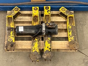lot 6 image: Challenger 9,000# Auto Lift