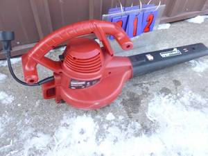 Craftsman 110 volt leaf blowervacuum. Tested & works. As shown.