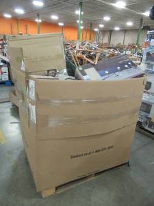 lot 200 image: MIXED PALLET OF MISCELLANEOUS HOME DECOR, SMALL HOUSEWARES, BEDDING, CURTAIN ITEMS WALL HANGINGS AND MORE