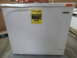 lot 206 image: Thomson Chest Freezer White (7.0 cu. ft.) TFRF710. - Dent on LH Corner of lid.