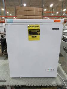 lot 207 image: Thomson Chest Freezer White (7.0 cu. ft.) TFRF520. - Dent on LH Corner.