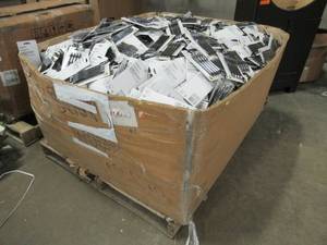 lot 17 image: Wholesale Pallet of Black Ink Medium Point, Retractable Tip Ballpoint Pens (packs of 4).