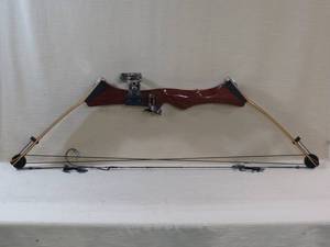 lot 29 image: Vintage Browning Safari Wood Compound Bow