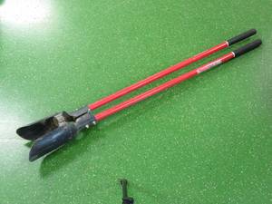 lot 33 image: Husky Fiberglass Handle Post Hole Digger