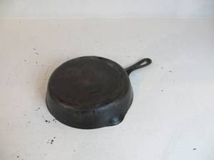 VINTAGE Wagner Ware Cast Iron Skillet