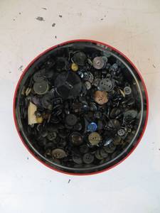 Tin of VINTAGE Buttons