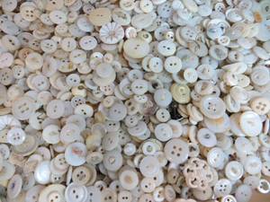 Tin of VINTAGE Buttons