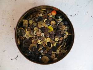 Tin of VINTAGE Buttons