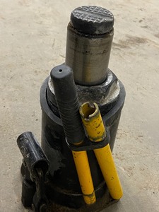 lot 19 image: 20-Ton Bottle Jack