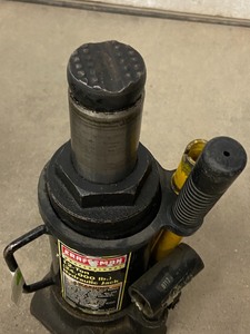 lot 20 image: 12-Ton Bottle Jack