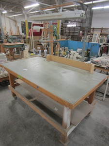 lot 125 image: ROLLING WORKBENCH WITH LIGHT AND POWER BOX