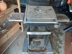 lot 8 image: Cuisinart Folding Gas Grill