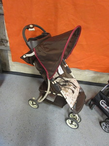 lot 100 image: (2) Strollers