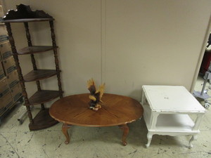 lot 418 image: OAK COFFEE TABLE, CORNER SHELF UNIT, VINTAGE END TABLE, EAGLE SCULPTURE