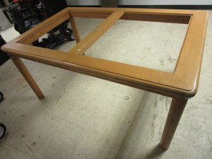 lot 422 image: WOOD DINING ROOM TABLE WITH TWO GLASS INLAYS