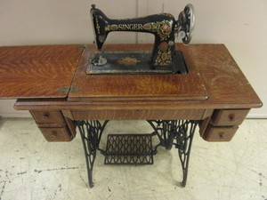 lot 425 image: ANTIQUE SINGER SEWING MACHINE WITH ROLLING CABINET