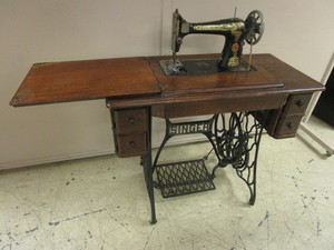 lot 426 image: ANTIQUE SINGER SEWING MACHINE WITH CABINET
