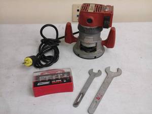 lot 124 image: Milwaukee Router, Router Wrenches, Tool Shop 5-Piece Starter Router Bit Set