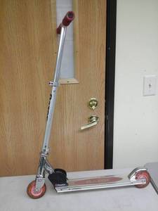lot 211 image: Razor Scooter