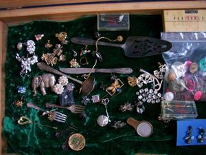 Display case full of vintage Jewelry. Has cracked glass. As shown.