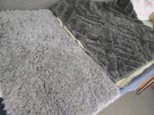 2x5 Ft Rug & Bath Mat...