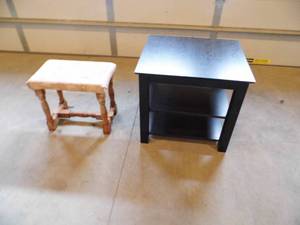 lot 9 image: End Table - Stool