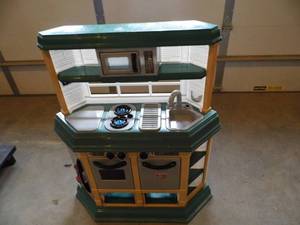 lot 10 image: Toy Kitchen