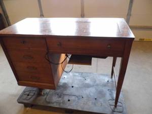lot 12 image: Sewing Cabinet w Singer Sewing Machine