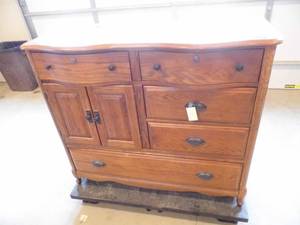 lot 13 image: Dresser