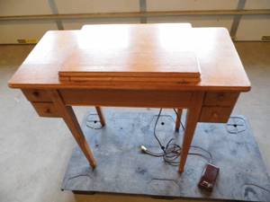 lot 14 image: Sewing Cabinet w Singer Sewing Machine