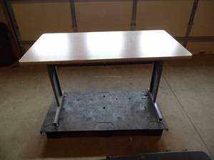 lot 16 image: Desk