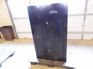 lot 21 image: HomSafe Gun Cabinet