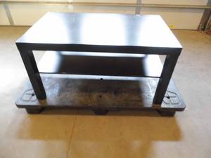 lot 23 image: Coffee table
