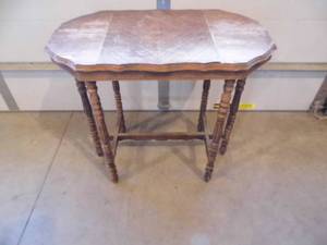 lot 32 image: Table