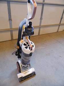 lot 37 image: Eureka Floor Rover Vacuum