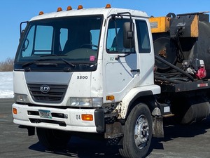lot 2 image: 2007 Nissan UD-3300 Seal-Coat Tanker